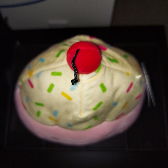 Squishmallow Clara the Cupcake - Picture 3 of 4